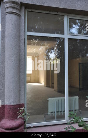 Alte leere Haus gesehen durch das große Fenster Stockfoto