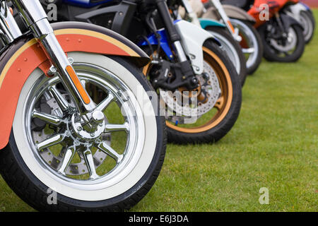 Vorderräder Motorräder geparkt für eine Show in England Stockfoto