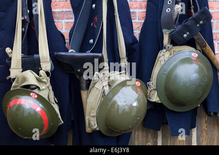 Hängt in einer Feuerwache der ww11 Hilfs Feuerwehr am Reenactment Uniformen Stockfoto