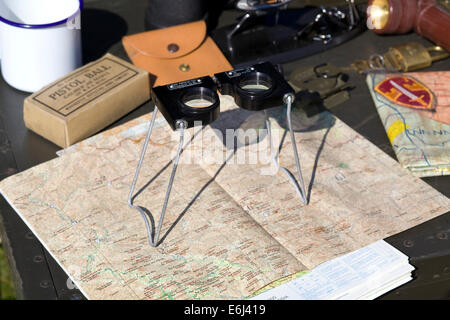 Karte und Lupe 3D-Brille auf einem Schlachtfeld Tabelle bei ww11 Reenactment Stockfoto