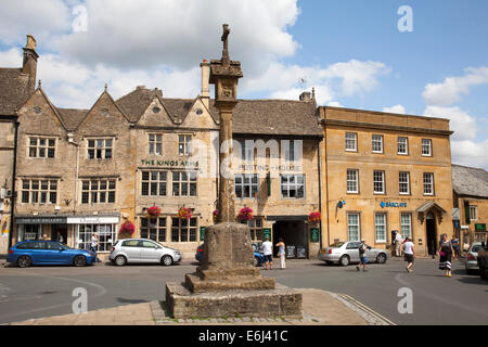 Der Marktplatz & Kreuz, Stow-on-the-Wold, Cotswolds, Gloucestershire, England, Vereinigtes Königreich Stockfoto