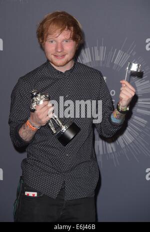 Inglewood, Kalifornien, USA. 24. August 2014. Britische Sängerin Ed Sheeran posiert mit seinen Award für die beste männliche video Video für "Singen" im Drucksaal für die 31. MTV Video Music Awards im The Forum in Inglewood, Kalifornien, USA, 24. August 2014. Foto: Hubert Boesl/Dpa/Alamy Live News Stockfoto