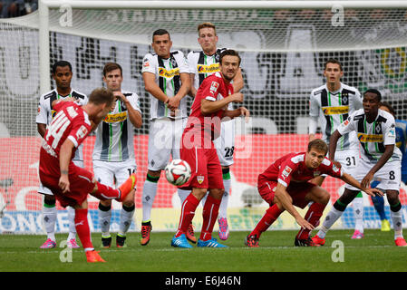 Mönchengladbach, Deutschland. 24. August 2014. Borussia-Park Stadion 24.08.2014 Fußball, DFL, DFB, Saison 2014 / 2015, Spieltag 1 Borussia Mönchengladbach vs. VFB Stuttgart 1: 1 am 24. 08. 2014 im Borussia - Park Stadion in Mönchengladbach Freistoß-Foto: Norbert Schmidt/Alamy Live-Nachrichten Stockfoto