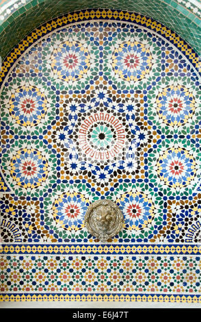 MAROKKO; CASABLANCA. TOP FLOOR, LE ROYAL MANSOUR MERIDIAN HOTEL ein HOTEL. MOSAIK-PANEL Stockfoto