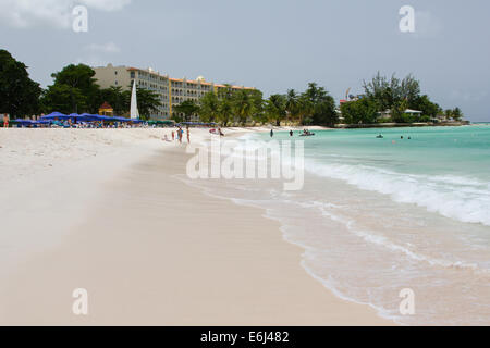 Ansicht von Dover Beach Barbados mit Meer und Sonnenschirme, Hotels im Hintergrund Stockfoto