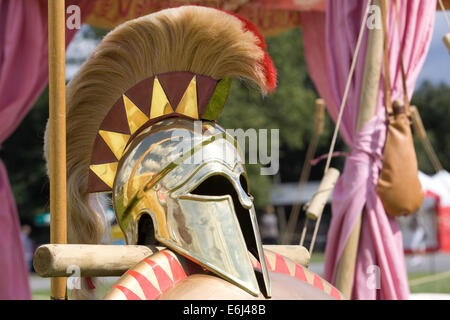 Hopliten. Antiken griechischen Soldaten Helm bei reenactment Stockfoto