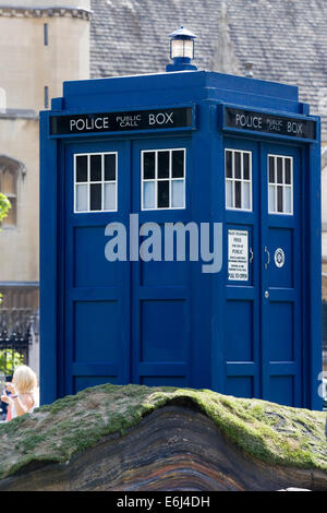 Doctor Who Tardis materialisiert sich in Parlament quadratische Westminster London Stockfoto