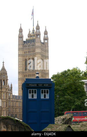 Doctor Who Tardis materialisiert sich in Parlament quadratische Westminster London Stockfoto