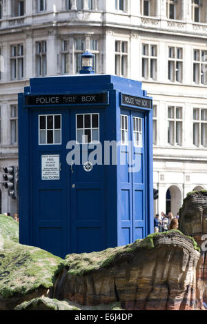 Doctor Who Tardis materialisiert sich in Parlament quadratische Westminster London Stockfoto