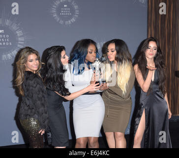 Inglewood, Kalifornien, USA. 24. August 2014. Künstler, Watch Award Gewinner, Ally Brooke (L-R), Lauren Jauregui, Dinah Jane Hansen, Normani Hamilton und Camila Cabello posieren im Presseraum für den 31. MTV Video Music Awards im The Forum in Inglewood, Kalifornien, USA, 24. August 2014. Foto: Hubert Boesl/Dpa/Alamy Live News Stockfoto