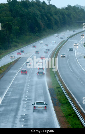 Swansea, Großbritannien. 25. August 2014. Menschen zurückkehren nach Hause, im Regen auf der Autobahn M4. Bildnachweis: Graham M. Lawrence/Alamy Live-Nachrichten. Stockfoto