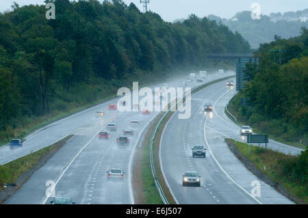 Swansea, Großbritannien. 25. August 2014. Menschen zurückkehren nach Hause, im Regen auf der Autobahn M4. Bildnachweis: Graham M. Lawrence/Alamy Live-Nachrichten. Stockfoto