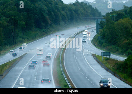 Swansea, Großbritannien. 25. August 2014. Menschen zurückkehren nach Hause, im Regen auf der Autobahn M4. Bildnachweis: Graham M. Lawrence/Alamy Live-Nachrichten. Stockfoto