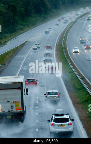 Swansea, Großbritannien. 25. August 2014. Menschen zurückkehren nach Hause, im Regen auf der Autobahn M4. Bildnachweis: Graham M. Lawrence/Alamy Live-Nachrichten. Stockfoto