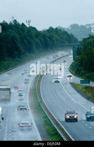 Swansea, Großbritannien. 25. August 2014. Menschen zurückkehren nach Hause, im Regen auf der Autobahn M4. Bildnachweis: Graham M. Lawrence/Alamy Live-Nachrichten. Stockfoto