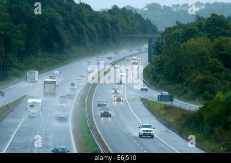 Swansea, Großbritannien. 25. August 2014. Menschen zurückkehren nach Hause, im Regen auf der Autobahn M4. Bildnachweis: Graham M. Lawrence/Alamy Live-Nachrichten. Stockfoto