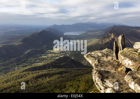 Ein Blick auf die Grampians National Park und Halls Gap von Baroka Lookout in Australien. Stockfoto