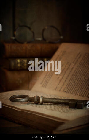 Altes Buch mit Schlüssel Stockfoto