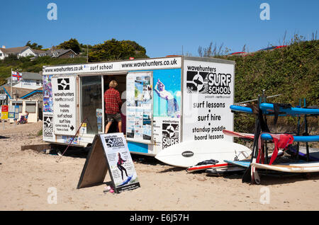 Wavehunters surf Schule, Polzeath Strand, Cornwall, England, Vereinigtes Königreich Stockfoto