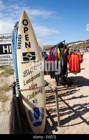 Wavehunters surf Schule, Polzeath Strand, Cornwall, England, Vereinigtes Königreich Stockfoto