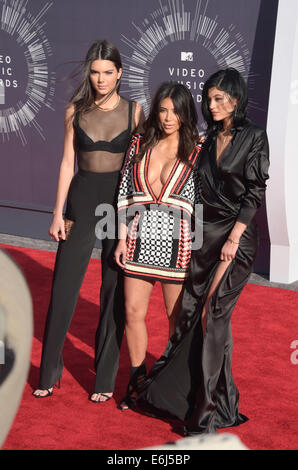 Inglewood, Kalifornien, USA. 24. August 2014. US Modelle Kendall Jenner (L), Kim Kardashian (C) und Kylie Jenner (R) kommen auf dem roten Teppich für den 31. MTV Video Music Awards im The Forum in Inglewood, Kalifornien, USA, 24. August 2014. Foto: Hubert Boesl/Dpa/Alamy Live News Stockfoto