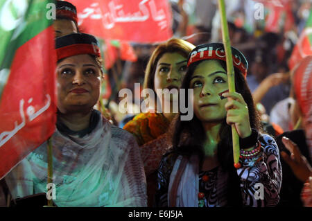 Islamabad, Pakistan. 24. August 2014. Weibliche Fans von Imran Khan, Leiter der politischen Oppositionspartei Pakistan Tehrik-e-Insaf anhören seiner Rede während einer Anti-Regierungs-Protest für den 11. Tag in Islamabad, Hauptstadt von Pakistan, am 24. August 2014. Tausende von Demonstranten unter der Leitung von Tahirul Qadri, ein Kanada ansässigen pakistanischen muslimischer Geistlicher und durch Imran Khan belagerte Pakistans Parlament im Rahmen eines Angebots zum Sturz der Regierung einen Anruf durch das Militär für eine Verhandlungslösung trotzt. © Ahmad Kamal/Xinhua/Alamy Live-Nachrichten Stockfoto