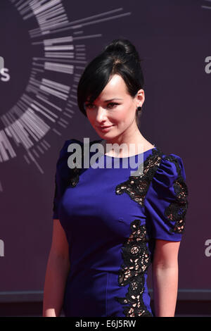 Inglewood, Kalifornien, USA. 24. August 2014. US-Schauspielerin Ashley Rickards kommt auf dem roten Teppich für den 31. MTV Video Music Awards im The Forum in Inglewood, Kalifornien, USA, 24. August 2014. Foto: Hubert Boesl/Dpa/Alamy Live News Stockfoto