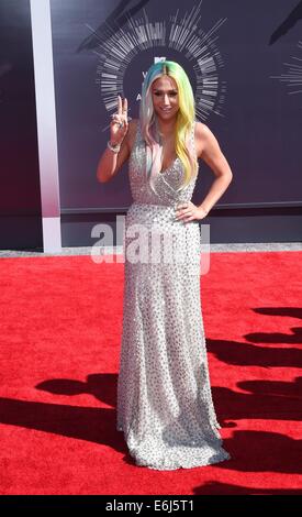 Inglewood, Kalifornien, USA. 24. August 2014. US-Sängerin Kesha kommt auf dem roten Teppich für den 31. MTV Video Music Awards im The Forum in Inglewood, Kalifornien, USA, 24. August 2014. Foto: Hubert Boesl/Dpa/Alamy Live News Stockfoto