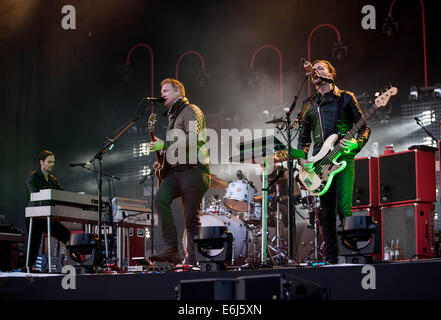 Leeds, UK. 23. August 2014. Josh Homme von Queens of the Stone Age führt am Tag2 des Leeds Festivals am Braham Park am 23. August 2014 in Leeds, England. Bildnachweis: Sam Kovak/Alamy Live-Nachrichten Stockfoto