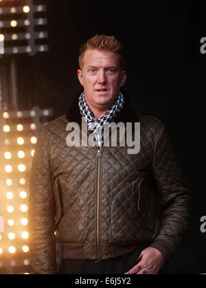 Leeds, UK. 23. August 2014. Josh Homme von Queens of the Stone Age führt am Tag2 des Leeds Festivals am Braham Park am 23. August 2014 in Leeds, England. Bildnachweis: Sam Kovak/Alamy Live-Nachrichten Stockfoto