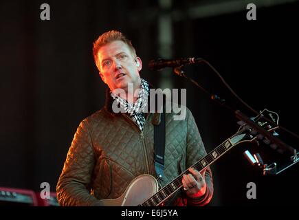 Leeds, UK. 23. August 2014. Josh Homme von Queens of the Stone Age führt am Tag2 des Leeds Festivals am Braham Park am 23. August 2014 in Leeds, England. Bildnachweis: Sam Kovak/Alamy Live-Nachrichten Stockfoto