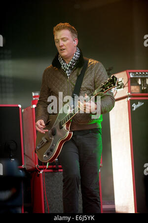 Leeds, UK. 23. August 2014. Josh Homme von Queens of the Stone Age führt am Tag2 des Leeds Festivals am Braham Park am 23. August 2014 in Leeds, England. Bildnachweis: Sam Kovak/Alamy Live-Nachrichten Stockfoto