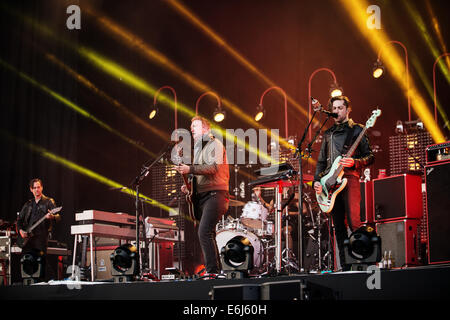 Leeds, UK. 23. August 2014. Josh Homme von Queens of the Stone Age führt am Tag2 des Leeds Festivals am Braham Park am 23. August 2014 in Leeds, England. Bildnachweis: Sam Kovak/Alamy Live-Nachrichten Stockfoto