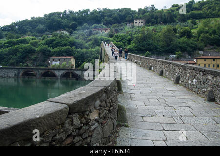 "Ponte della Maddalena" Brücke aka Ponte del Diavolo (Devils Bridge) in Borgo a Mozzano über den Fluss Serchio in der Provinz Lucca in der Toskana, Italien Stockfoto