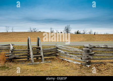 Ein hölzernen Stil führt über einen Zaun an der Grenze der Blue Ridge Parkway Stockfoto