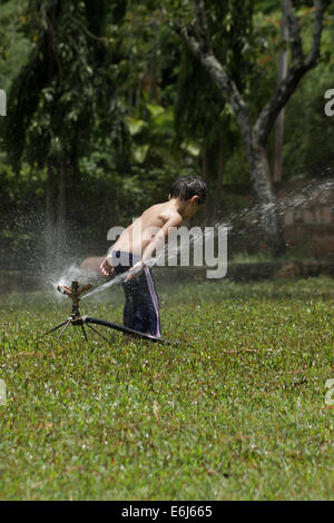 kleiner Junge nass seinen Hintern Stockfoto