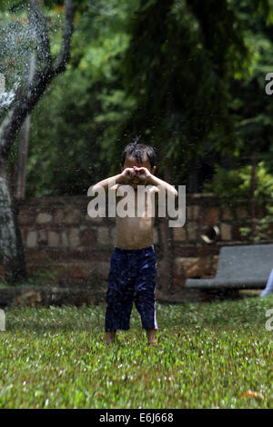 Jungen Weinen im park Stockfoto