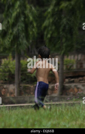 Ein kleiner Junge davonlaufen park Stockfoto