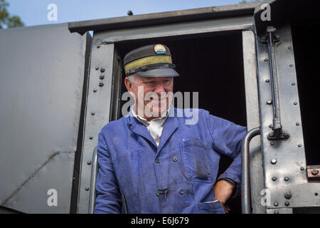 Aktive ältere Freiwillige trainieren Betreiber des historischen Dampf Lok 523879 der ZLSM in der Provinz Noord-Limburg Stockfoto