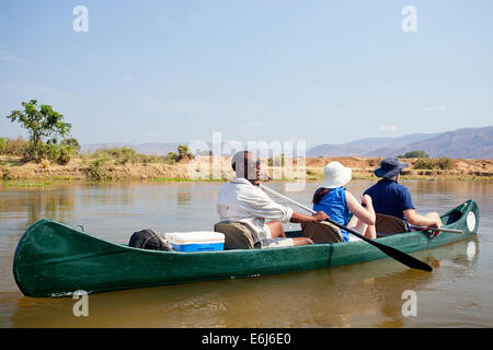 Kanufahren auf dem Sambesi-Fluss Stockfoto
