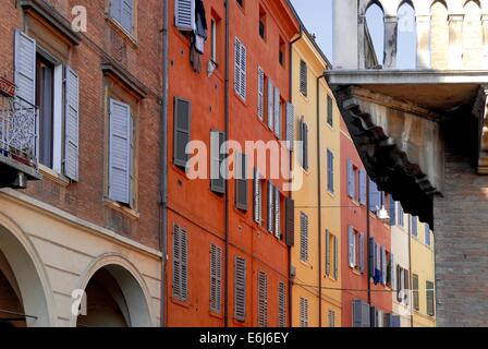Modena (Emilia-Romagna, Italien) farbigen Häuser in der alten Innenstadt Stockfoto