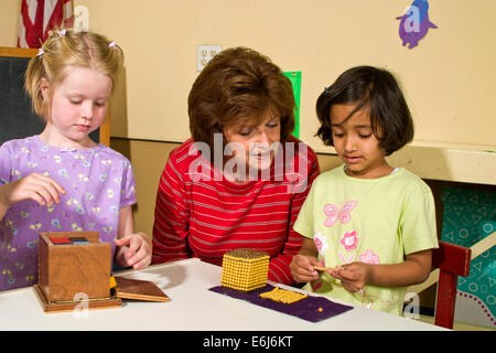 Multi ethnischen ethnische Vielfalt ethnisch vielfältigen multikulturellen kulturelle interracial inter Montessori Lehrer arbeitende Mädchen. Herr © Myrleen Pearson Stockfoto