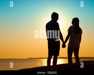In Liebe junges Paar genießen den Sonnenuntergang zusammen, schönen Abend im Archipel Stockfoto