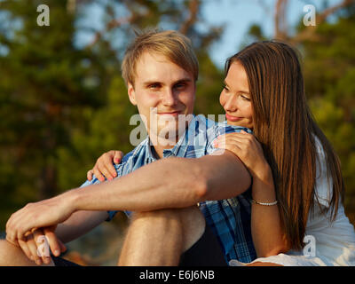 Junges Paar verbringen am Abend im Freien, schöne Zeit miteinander Stockfoto