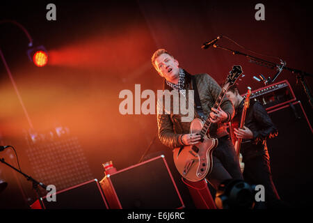 Leeds, UK. 23. August 2014. Josh Homme von Queens of the Stone Age führt am Tag2 des Leeds Festivals am Braham Park am 23. August 2014 in Leeds, England. Bildnachweis: Sam Kovak/Alamy Live-Nachrichten Stockfoto