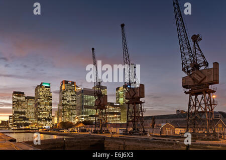 Canary Wharf, London Docklands mit alten Dock Krane im Vordergrund in der Nacht. Stockfoto