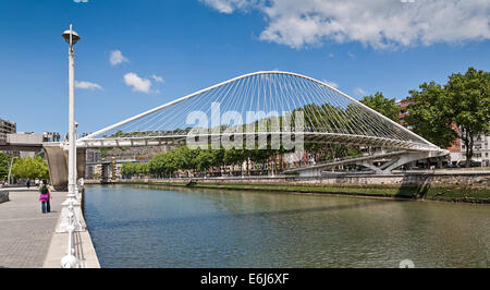 Zubizuri Brücke in Bilbao, Spanien von Santiago Calatrava entworfen. Stockfoto