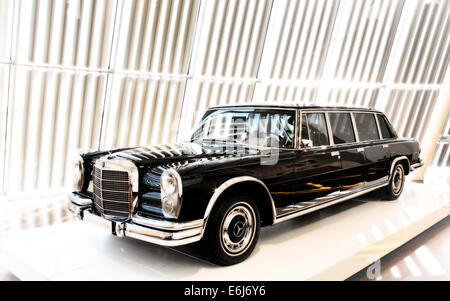 Stilisierte Bild eines großen Autos bei Mercedes-Benz World at Brooklands, Weybridge, Surrey. Stockfoto