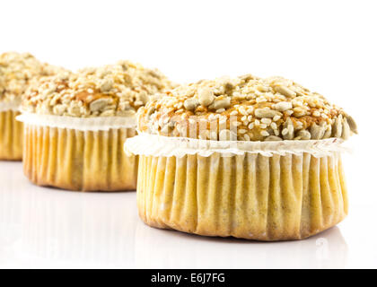 Dinkel Muffins mit Sesam und Körner isoliert auf weißem Hintergrund Stockfoto