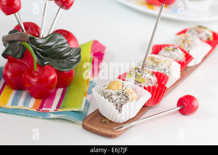 Spezielle türkische Feigen Dessert gekrönt mit Kokos Pulver, Nüssen und Pistazien. Stockfoto
